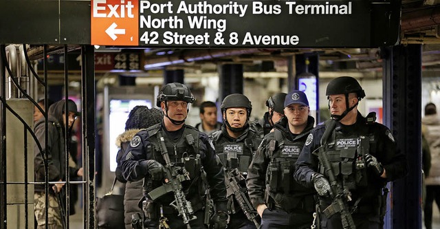 Polizisten patrouillieren am Ort des Attentats in New York.    | Foto: DPA
