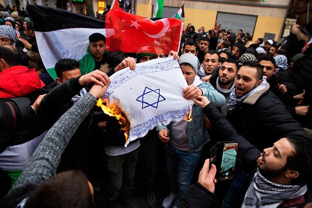 Demonstranten in Neuklln verbrennen eine israelische Flagge.   | Foto: DPA