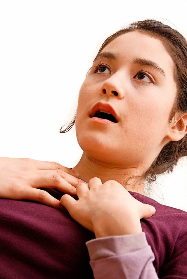 Typische Asthmasymptome: Luftnot und Enge in der Brust  | Foto: Adobe