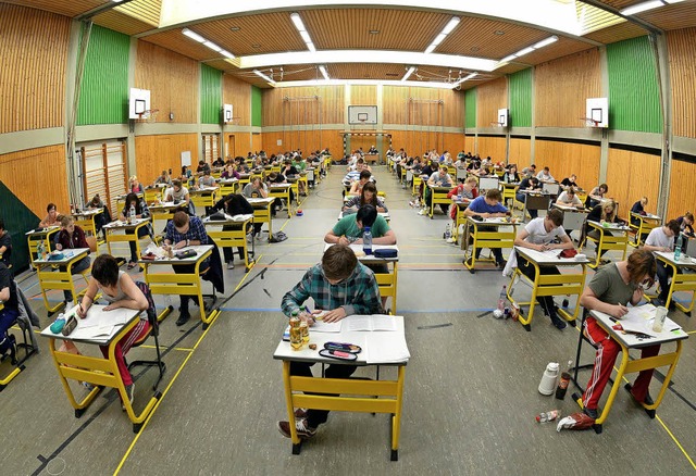 Abiturienten schwitzen in einer Turnhalle ber ihren Prfungen.   | Foto: dpa