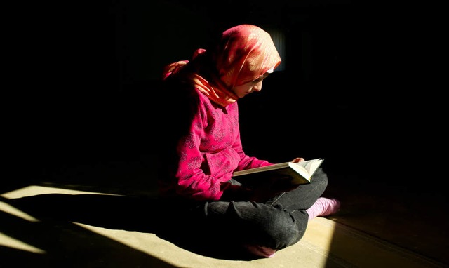 Eine Muslimin liest im Koran.   | Foto: dpa
