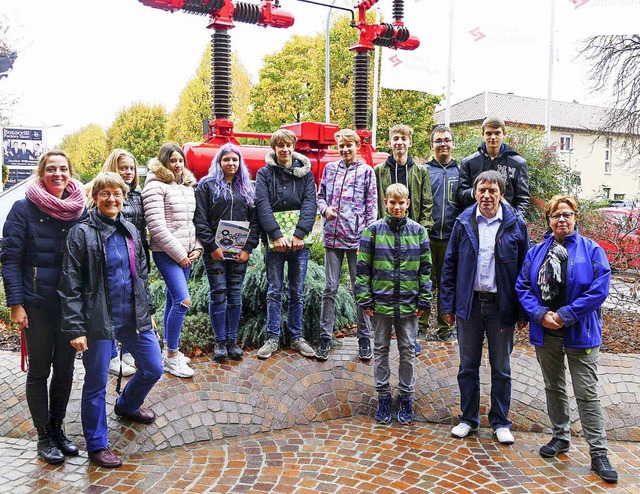 Gruppenbild mit Benno Heitzmann vom E-Werk Mittelbaden   | Foto: bz