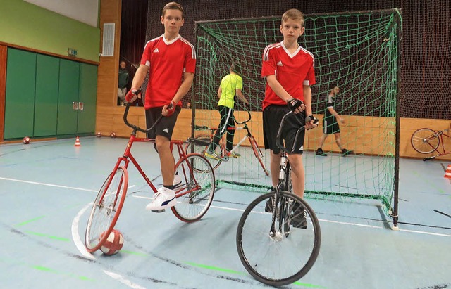 Timo (links) und Nico auf ihren Rdern  | Foto: volk