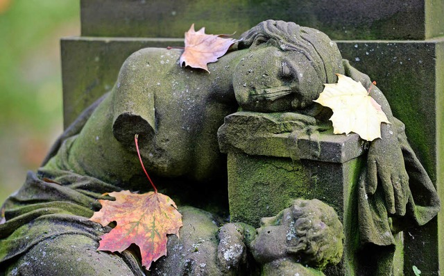 Eine Steinskulptur auf dem Alten Friedhof in Freiburg   | Foto: dpa
