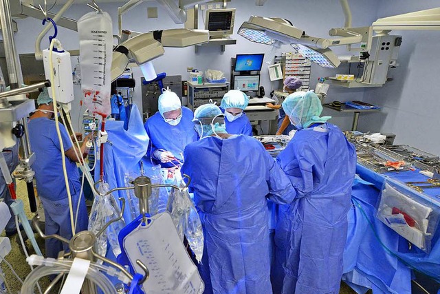 Rund ein Drittel weniger Operationen a...hrt (Archivbild einer Herzoperation).  | Foto: Michael Bamberger