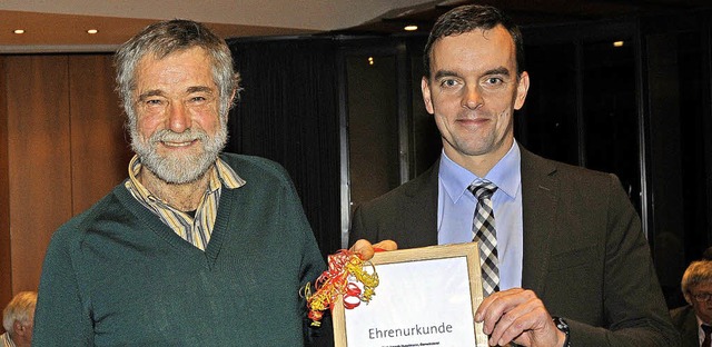 Die Auszeichnung fr Joseph Hugelmann ...berreichte Brgermeister Erik Weide.   | Foto: Bettina Schaller