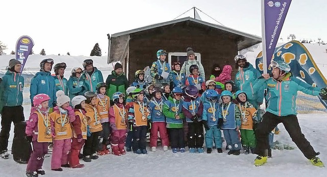 Am Ende des viertgigen Ski- und Snowb...die Mdchen und Jungen mit Medaillen.   | Foto: Skischule Thoma