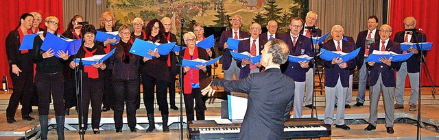 Der Gemischte Chor vom Sngerbund beim Adventskonzert in der Eichberghalle   | Foto: Christian Ringwald