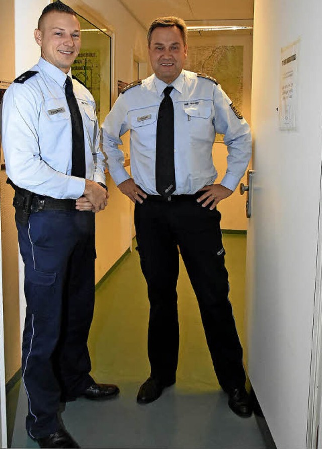 Gregor Jungblut (links) und Michael No...en den Polizeiposten in Gundelfingen.   | Foto: Andrea Steinhart