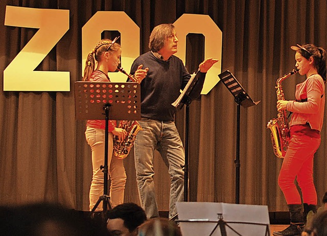 Passend verkleidete Jungmusiker  spiel...tadt das Stck vom rosaroten Panther.   | Foto: Louis Gross