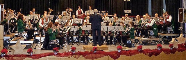 In der festlich geschmckten Halle spi...er Musikverein Eschbach sein Konzert.   | Foto: Privat