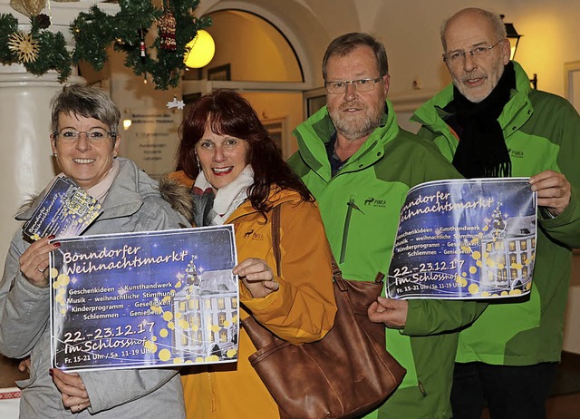 Petra Kaiser, Irene Behringer, Manfred...smarkt im Schlosshof bestens im Griff.  | Foto: Martha Weishaar