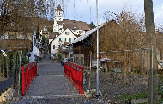 Das rote Gelnder der neuen Brcke in ... weitere Sicherheitsgelnder ergnzt.   | Foto: Schopferer