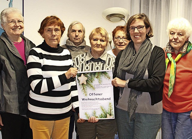 Laden zum offenen Weihnachtsabend ein:...Racke, Eveline Kiefer vom Helferteam.   | Foto: Monika Weber