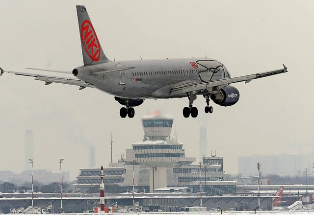 Ein Bild aus besseren Zeiten: Niki-Maschine im Anflug auf Berlin-Tegel.   | Foto: DPA