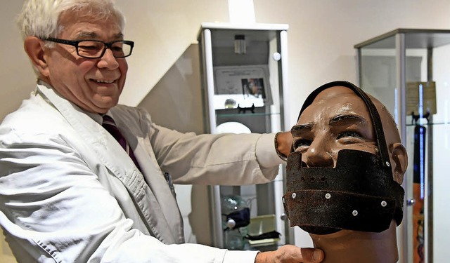 Sieht aus wie ein mittelalterliches Fo...erten Maske in seinem Schnarchmuseum.   | Foto: dpa