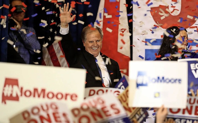 Seine Anhnger bejubeln Doug Jones, de...trittenen Roy Moore durchgesetzt hat.   | Foto: AFP