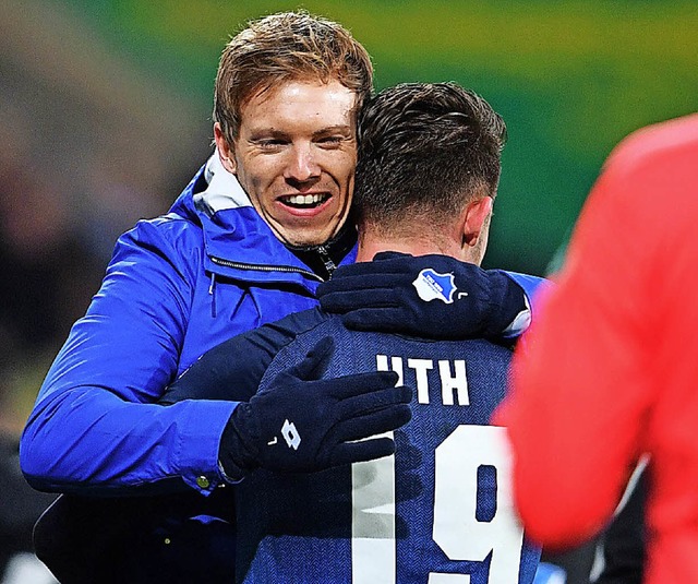 Hoffenheim-Coach Julian Nagelsmann freut sich mit Torschtze Mark Uth.   | Foto: dpa