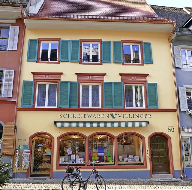 Rainer Brinkmanns (im  Bild links) sch...taufener Altstadt  wurde 1496 erbaut.   | Foto: susanne mller