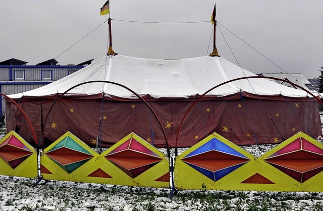 Im Zweimast-Zelt finden die Vorstellungen des Wanderzirkus Weisheit statt.   | Foto: Peer Millauer