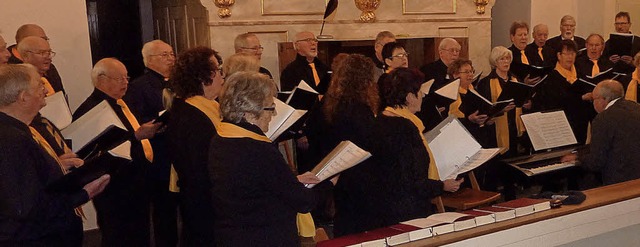 Der Gesangverein stimmte auf Weihnachten ein.   | Foto: Karlernst Lauffer