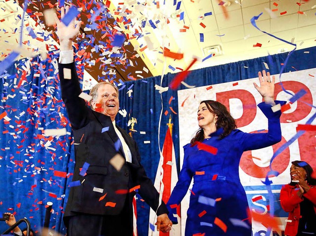 Konfettiregen fr den demokratischen  ...d seine Frau Louise nach dem Wahlsieg.  | Foto: dpa