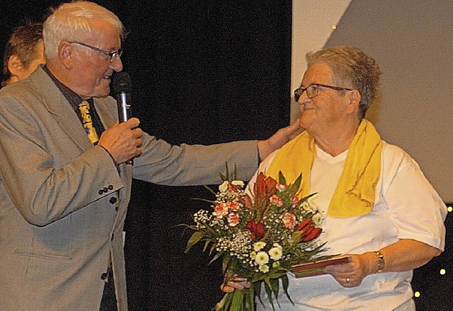 Ehrenmitglied Rudolf Kunzweiler erhte ...fr ihre 50 jhrige Trainerttigkeit.   | Foto: Jrgen Schweizer