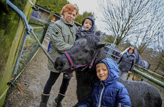 Der kleine John (vorne) mit Mutter Yvo... eine kostenlose Reitstunde erhalten.   | Foto: Sandra Decoux-Kone