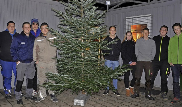 Im Hertinger Jugendtreff wird eifrig g... Hertinger Dorfweihnacht ist schon da.  | Foto: Jutta Schtz