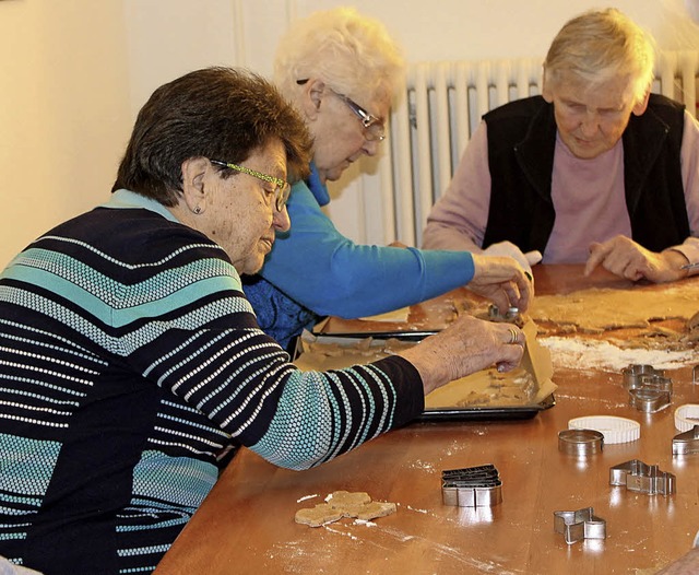 Die Damen sind eifrig dabei,  Weihnach... Helene Bernauer und Adelheid Wrobel.   | Foto: Mann