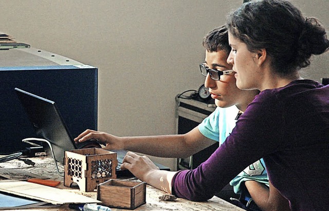 Miriam  Hapig erklrt einem jungen Gef... Funktionsweise eines  Laser-Cutters.   | Foto: Privat