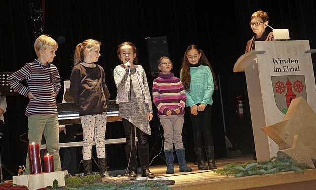 Fnf Kinder besuchten den Adventsnachm...die Senioren mit Weihnachtsgedichten.   | Foto: Helmut Hringer