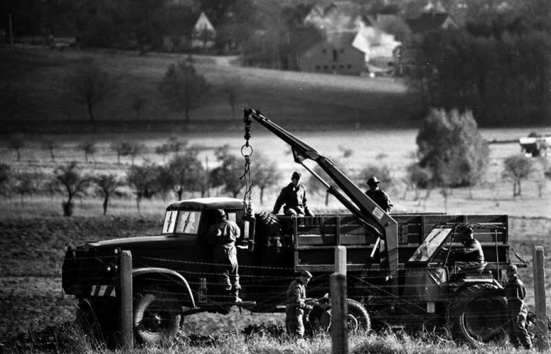 Mitten in der DDR: Soldaten  befestigen 1966 den Grenzzaun im Harz.  | Foto: imago