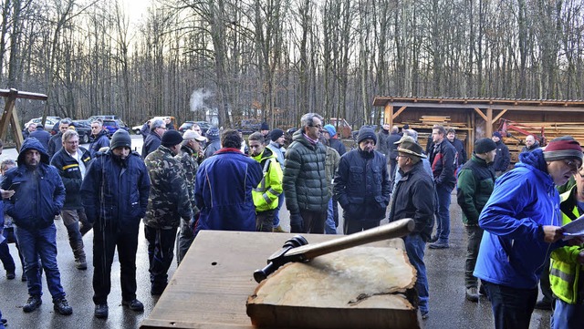 Warten auf den Hammerschlag: 48 private Holzmacher erhofften sich den Zuschlag.   | Foto: Harald Rudolf