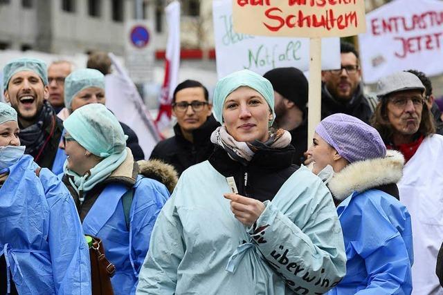 Video: Darum gehen Pflegekräfte in Freiburg auf die Straße