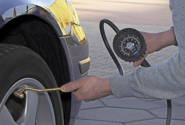 Die Kontrolle des Reifenluftdrucks geh...Wochen den Reifendruck zu berprfen.   | Foto: TV Sd