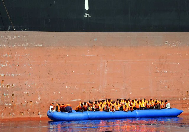 Migranten sitzen in einem Schlauchboot...Grenzen und SOSMediterranee gerettet.  | Foto: dpa