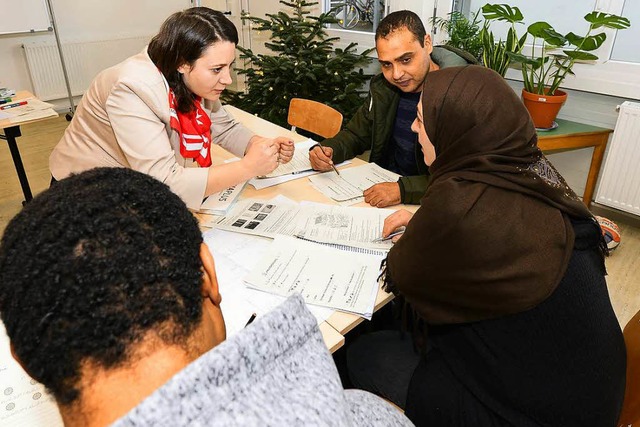 Meri Avetisyan (links) gibt  in  einer...unterkunft Kurse zur Wertevermittlung.  | Foto: Ingo Schneider