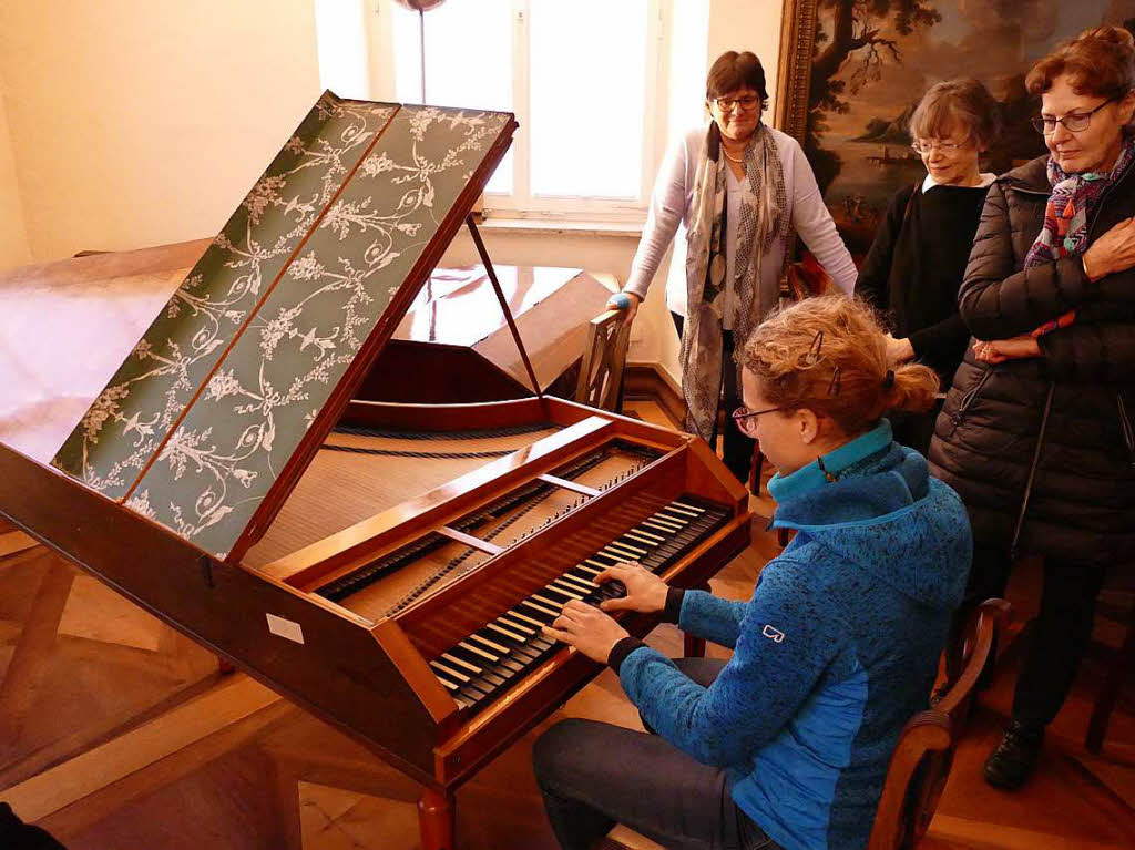BZ-Leser bei der Fhrung durch die einzigartige Sammlung historischer Tasteninstrumente im Schloss in Bad Krozingen