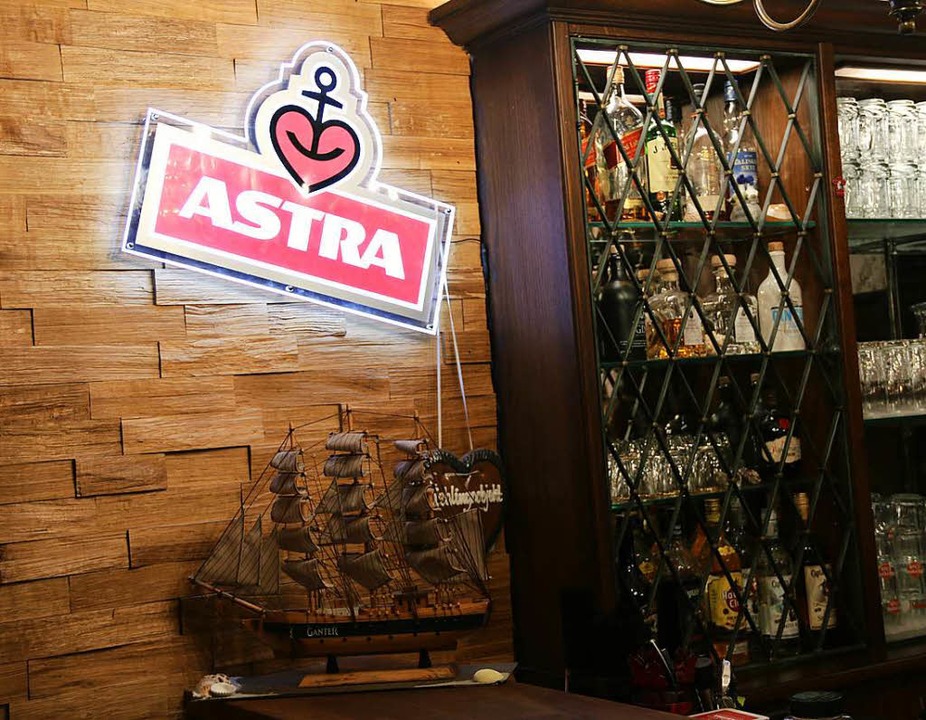 Mit Astra-Bier ist Norddeutschland auch auf der Getränkekarte Programm  | Foto: Melissa Betsch
