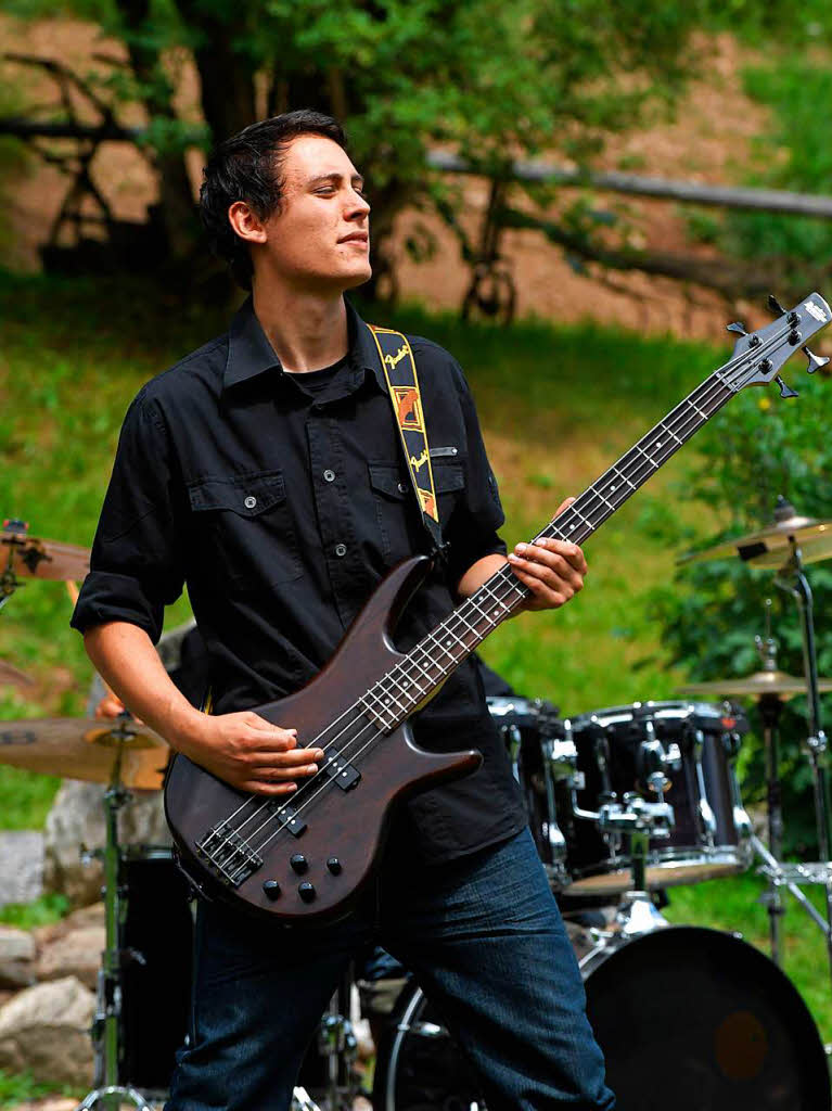 Bassist Sebastian Jung in Aktion.