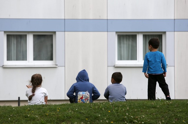 Kinder vor einer Flchtlingsunterkunft (Symbolbild)  | Foto: dpa