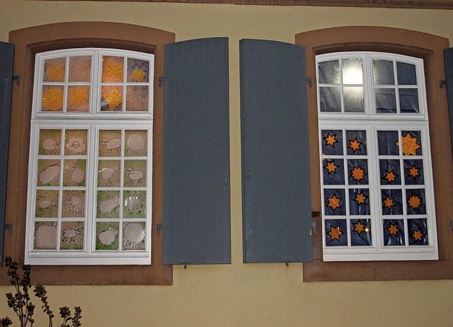 Die ersten zwei Adventsfenster sind ge...er dritten Fensterffnung berrascht.   | Foto: Beate Rottler