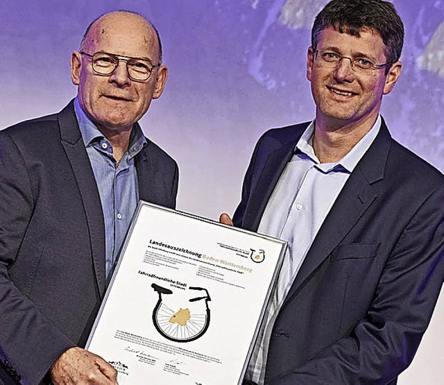 Winfried Hermann und Oliver Martini bei der Verleihung.   | Foto: PR