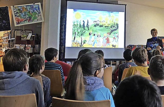 Klasse 4 der Schwarzenberg-Schule in der Mediathek    | Foto: Mediathek