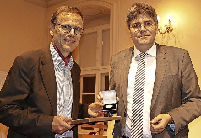 Der scheidende Kulturreferent Jrgen G...tler die Medaille in Silber verliehen.  | Foto: Stefan Limberger-Andris