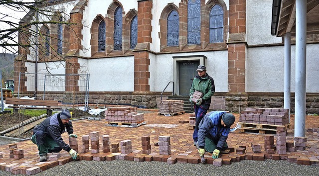 Der Platz um die Kirche wird neu gestaltet.   | Foto: Martina Weber-Kroker