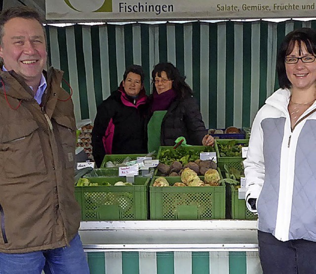 Brgermeister Philipp Schmid und Sonja...leuten in Efringen-Kirchen Geschenke.   | Foto: Gemeinde