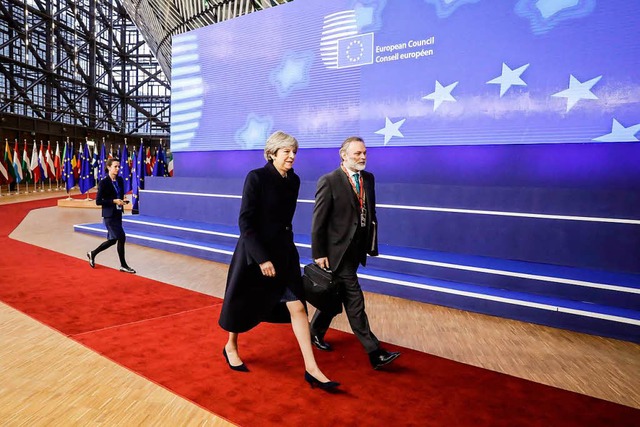 Premierministerin Theresa May und der ...fter Tim Barrow beim Gipfel in Brssel  | Foto: AFP