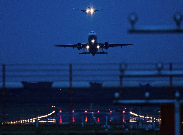 Ein Airbus beim Landeanflug auf den Hamburger Flughafen.   | Foto: DPA